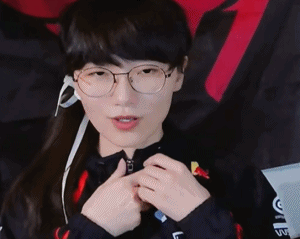 女版Faker擦边热舞吓吐网友？ 脱衣瞬间网友直呼：太恐怖了！_腾讯新闻