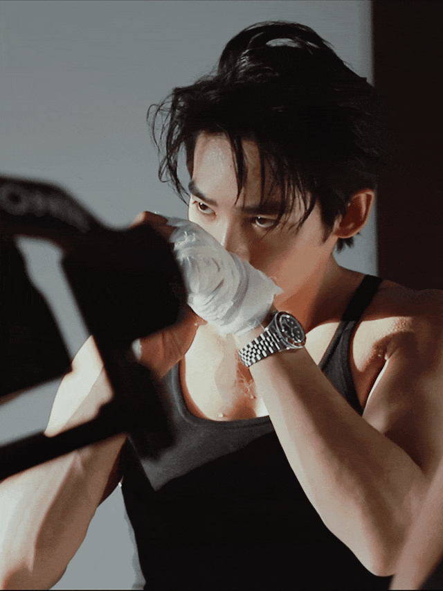 27岁"内娱新老公"爆火:金城武的脸,吴磊的身材,太绝了!