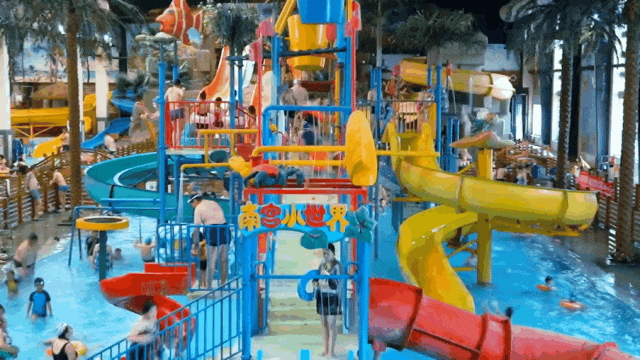 室内游乐区设有国际标准泳池,造浪池,儿童嬉水乐园,温泉按摩池,漂流和