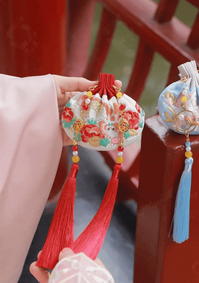 唯美"黄金檀木香"古法刺绣香包:步步生香,一眼入魂!_腾讯新闻