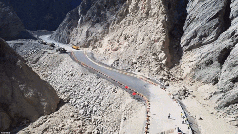 6月5日12时,吐和高速g3012线甘沟路段山体塌方路段恢复通行.