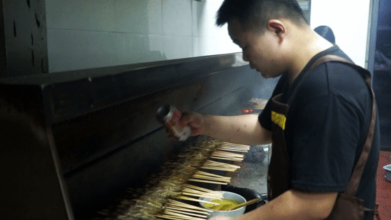 烧烤师傅的夏日厨房温度52一晚上喝水4升一季瘦10多斤