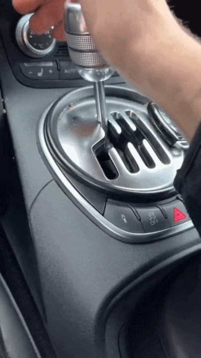 所以更罕见的应该是像世爵c8 spyder这样的手动挡,真·换挡杆贯穿在