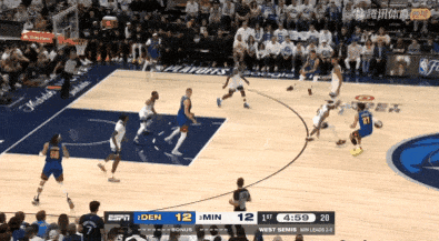 这个回合好不容易又点到了穆雷错位,但是里德的走位似乎并没有要吃