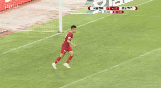 出生在上海的他,出自于人和青训,并经人和教练彭建军挖掘指导最终进入