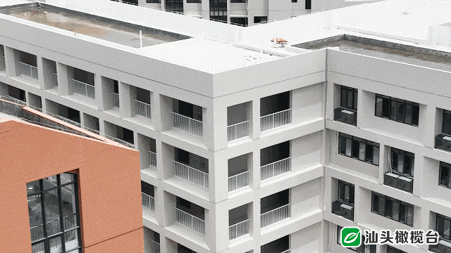 汕头市第二中学金凤校区位于金平区金凤半岛安居北路南侧,占地128亩