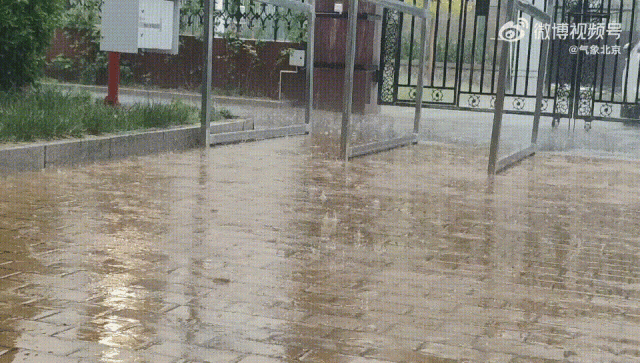 北四环已现瓢泼大雨!北京双警中,局地有风雹!明日早高峰或达严重拥堵
