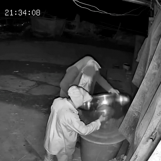 南充两名"贼娃子"深夜偷东西被监控拍到的一幕!
