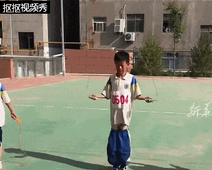 男孩跳绳比赛时突然裤子掉了,下一幕获全网点赞!