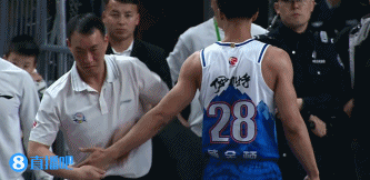 对抗激烈新疆外援威金顿手指脱臼场边接受治疗