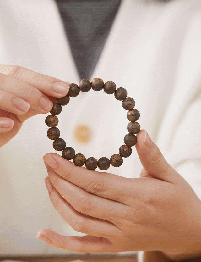 沉香藏家都绕不过的绿奇楠，罕见沉水级，绕腕留奇香，绝了！-腾讯新闻