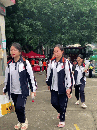 在平山中学考点考生"轻装上阵"自信从容走进考场期待你们笑"赢"高考