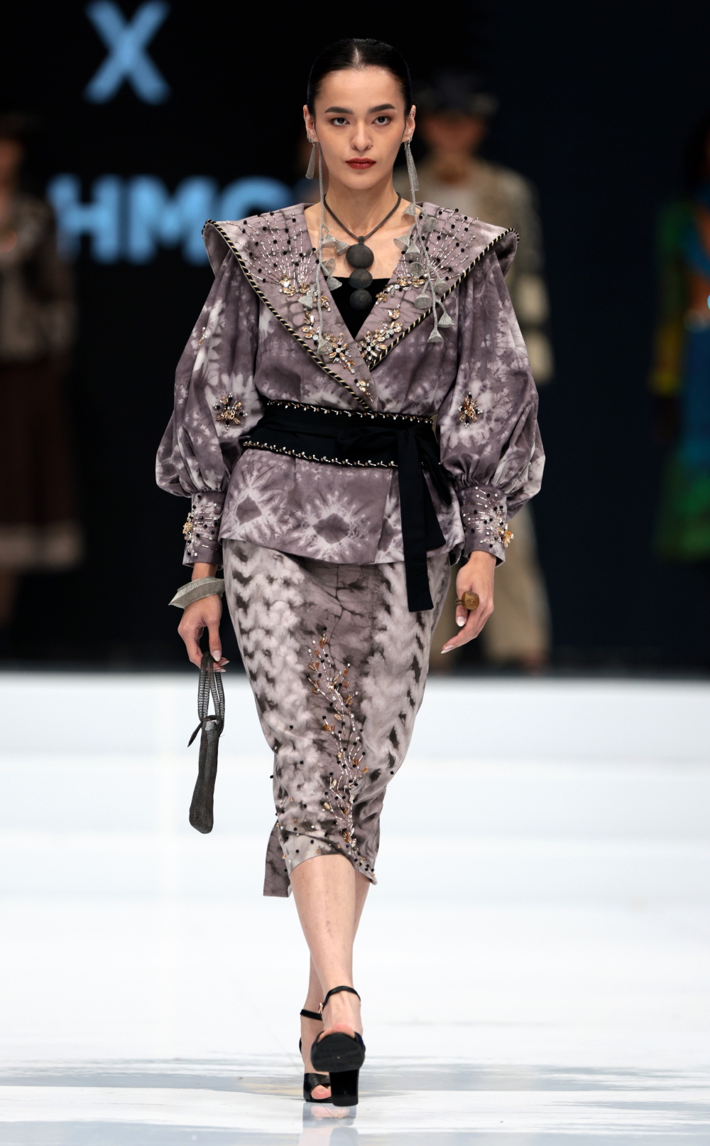 模特在雅加达举行的印度尼西亚时装周上展示adah mode品牌的新款服装