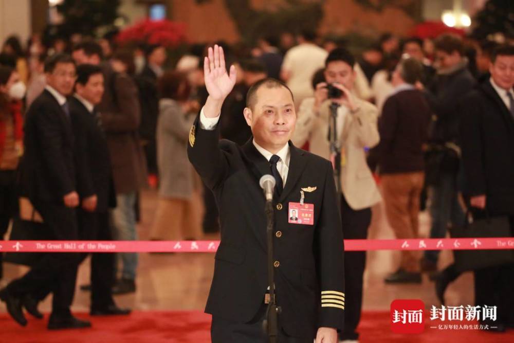 讲述飞行安全故事 “英雄机长”刘传健亮相人大首场“代表通道”_腾讯新闻