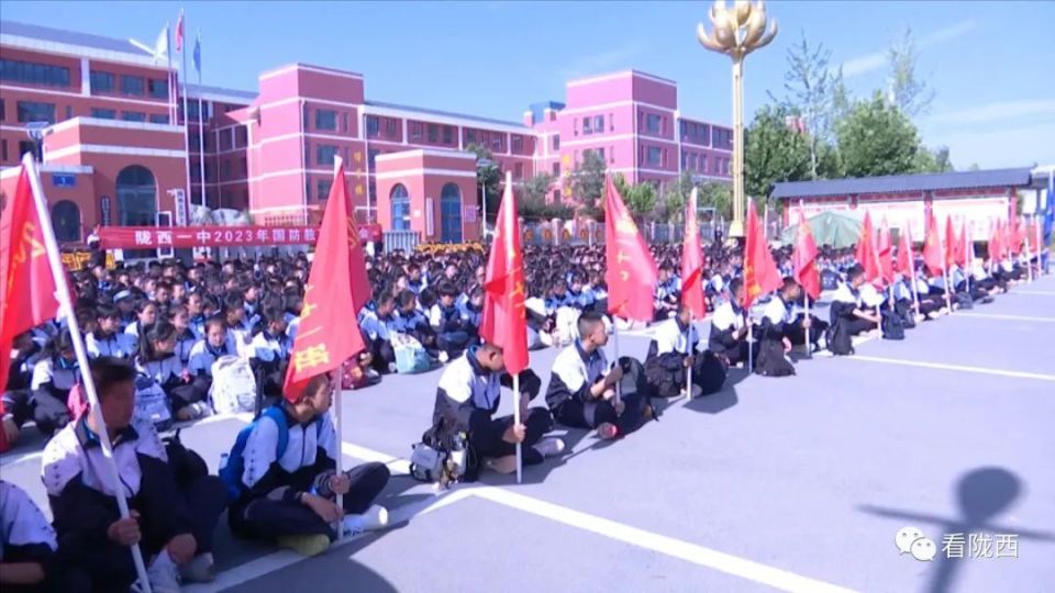 陇西一中组织开展新生军训野外拉练和国防教育