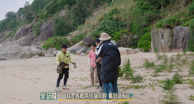对于岛上的一帮户外小白嘉宾来说,常驻过野外生存综艺的吴奇隆,完完全