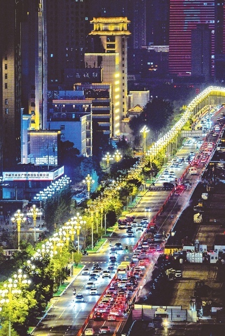 七月二十四日晚,山西太原迎泽大街华灯初上,夜色迷人.