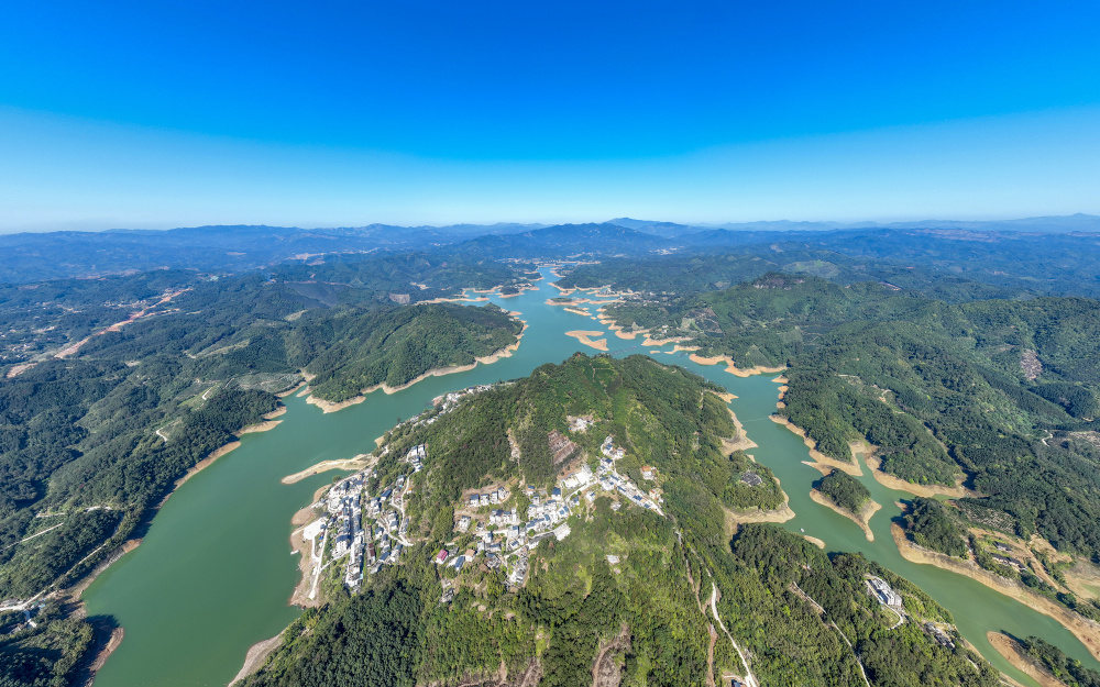 广西梧州绿水青山景如画