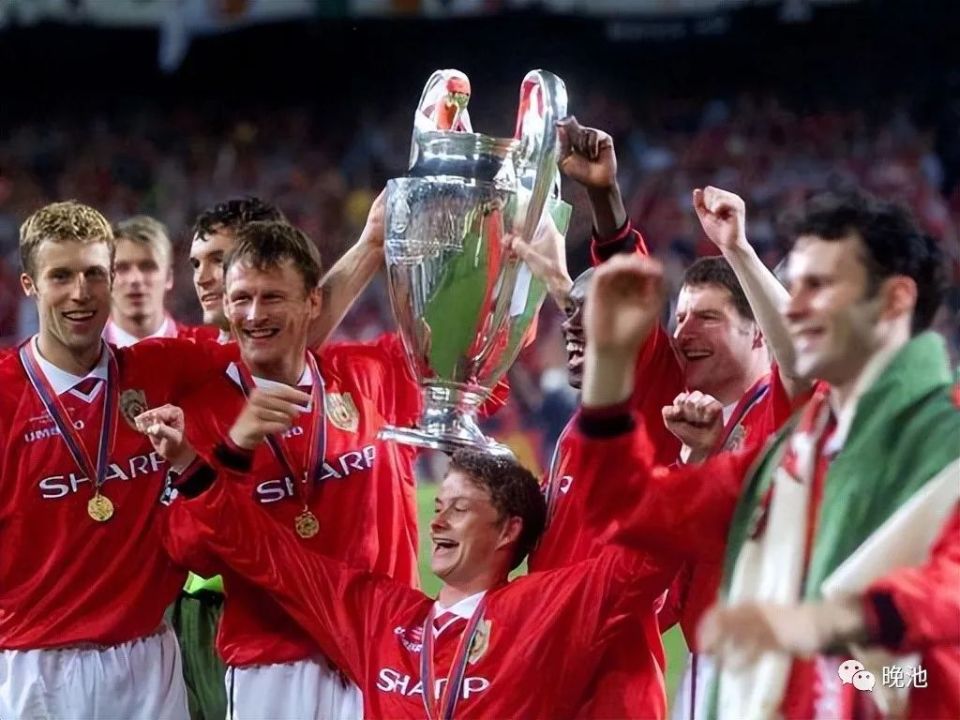 25年前今天曼联惊天逆转夺欧冠,疯狂庆祝的红魔球员你能认出几个(1999