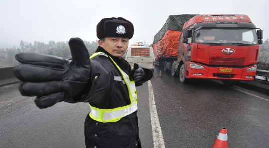 雪,雾等特殊天气及法定节假日车流量较大时的交通维护及疏导,以确保