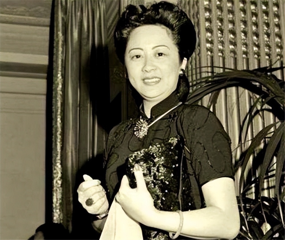 但面对宋子文对初恋怀念的现实,张乐怡却选择不哭不闹,这不仅是她刻在