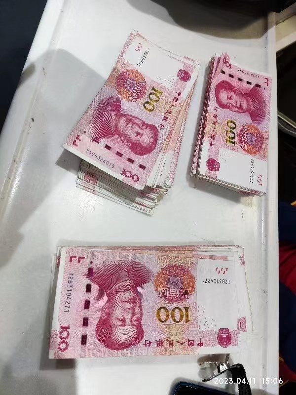 装三万元现金的包被旅客遗忘,乘警捡到按章交站归还_腾讯新闻