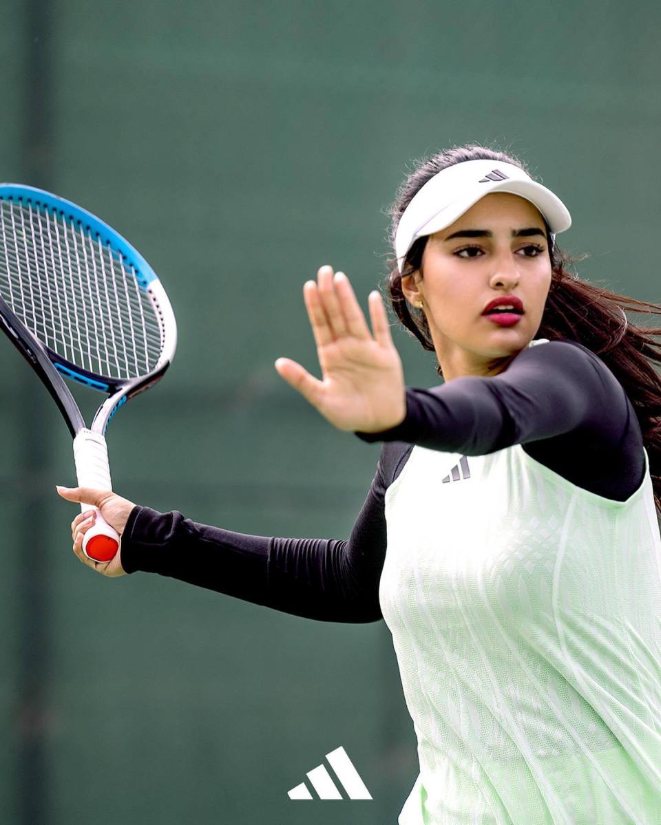 沙特首位女性网球运动员雅拉观战利雅得胜利与c罗合影