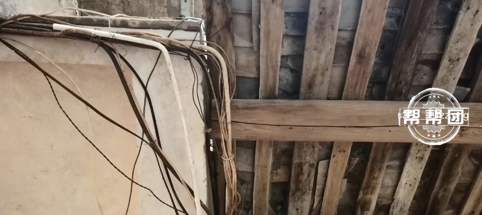 此外,记者注意到,有的民房周边还搭着一个简易车棚,顶棚用了大量木质