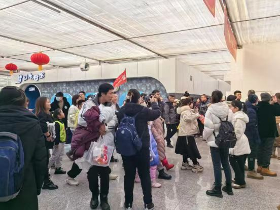 厚植心中行走间将民族自豪感和自信心将书本中的2d文字变为3d展示而是