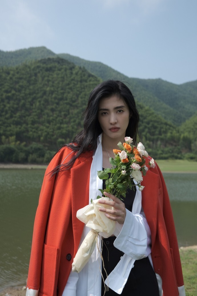 山水间的色彩碰撞,赵丽娜西服变装写真美丽灵动-腾讯新闻