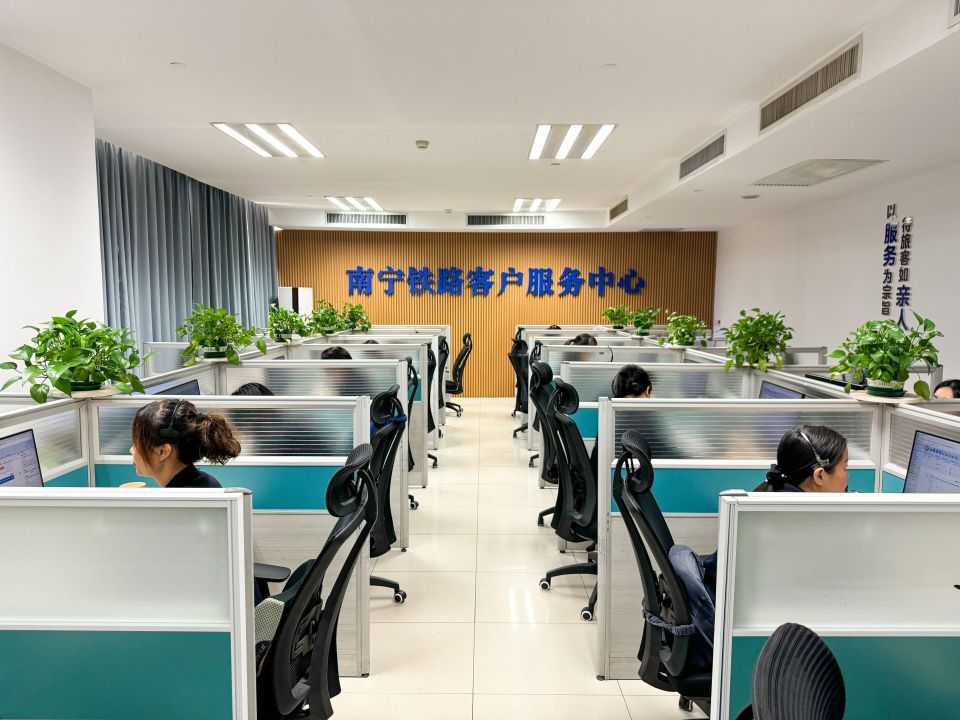 一通电话一份责任12306客服人员三八妇女节坚守岗位守护旅客出行路