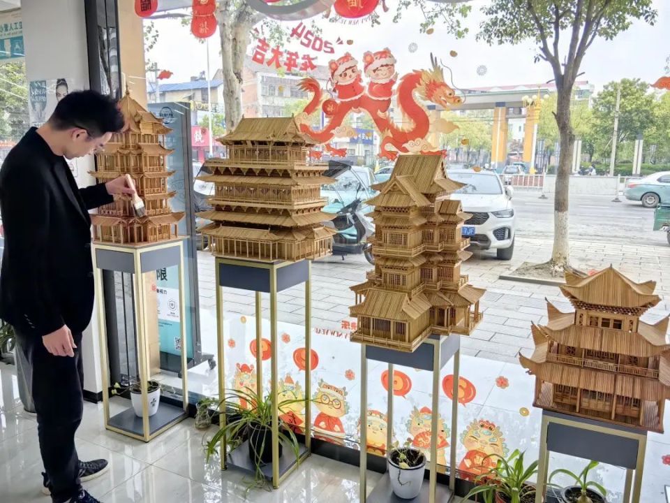 眼镜店老板手工复刻中国四大名楼温州人陈猛的手艺瞒不住了