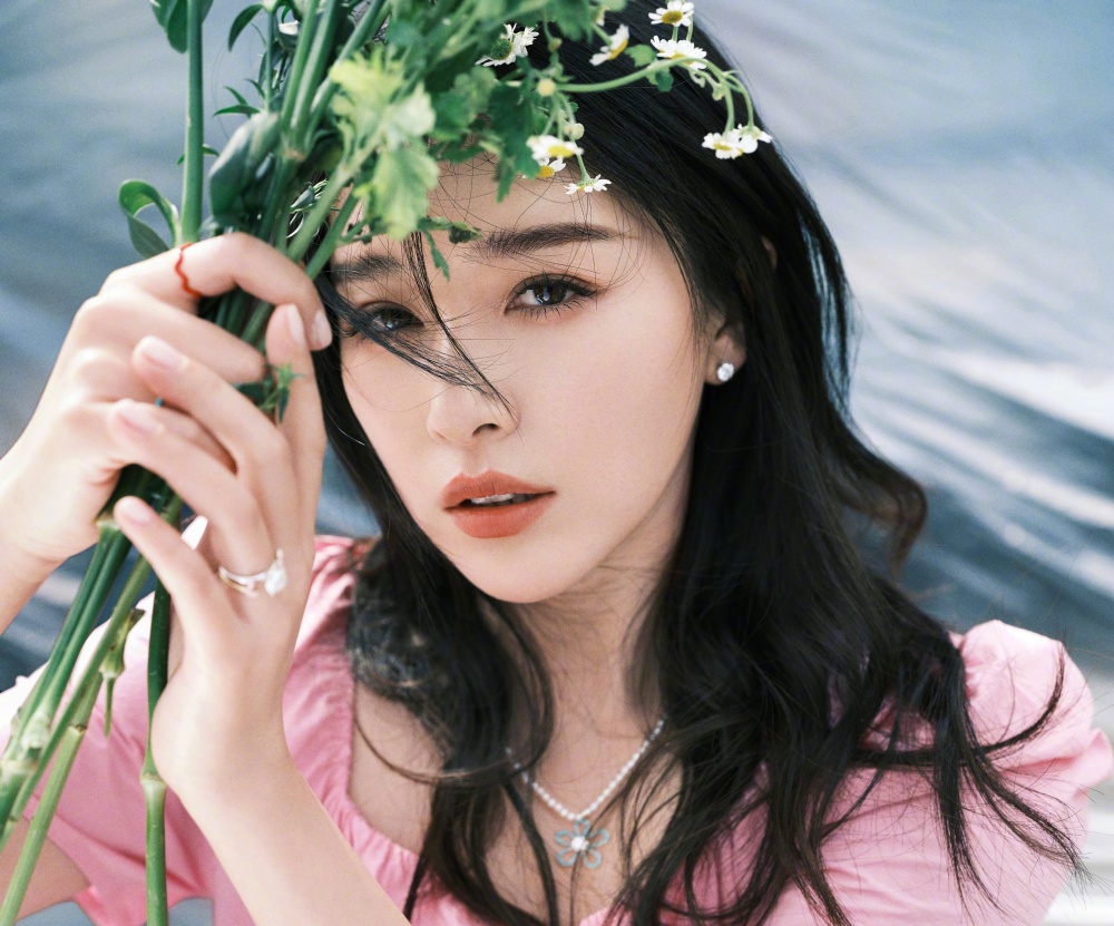 35岁阚清子被圈内男友求婚!无名指戒指抢眼,男方却因穿搭引争议