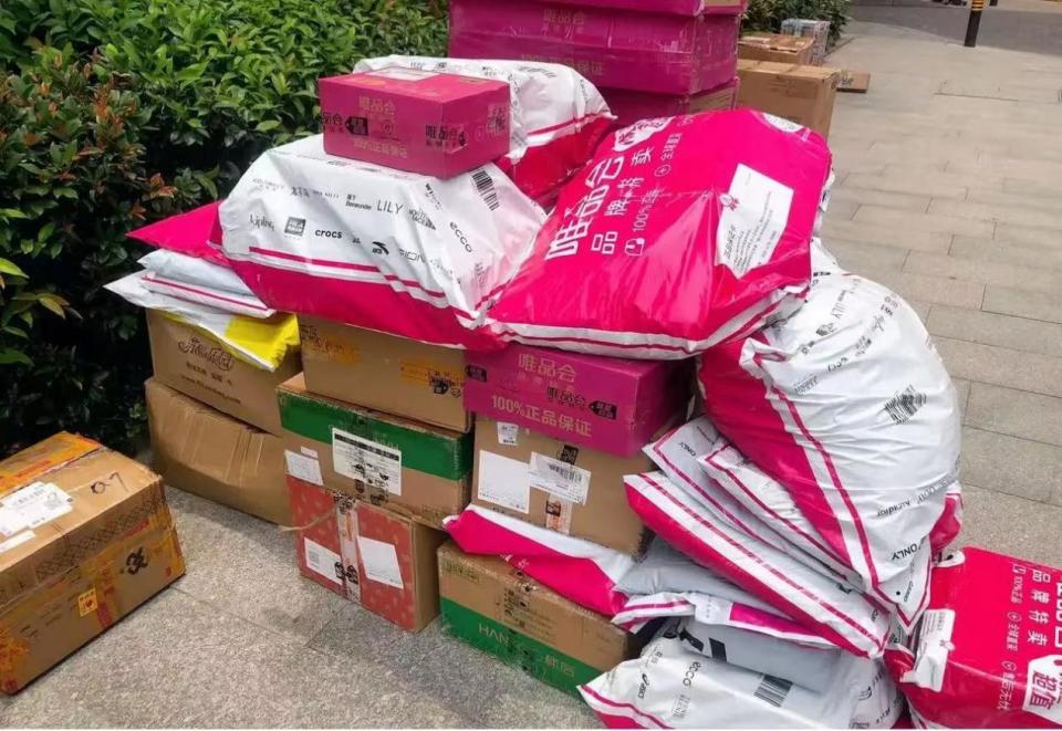 有一次与快递员小哥攀谈,小哥也表示深有感受,称唯品会火得太突然!