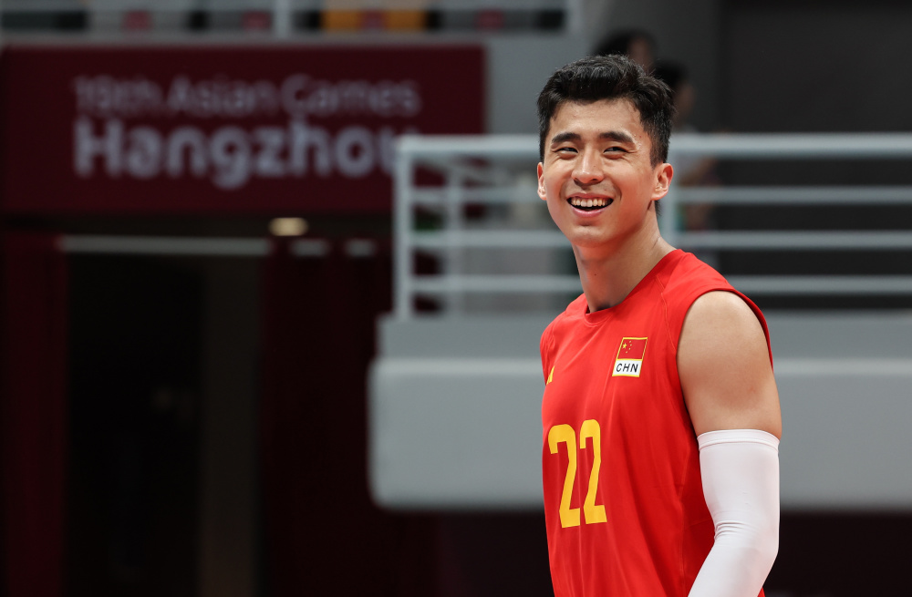 新华社记者 朱峥 摄9月25日,中国队球员江川(左),彭世坤在比赛中拦网.