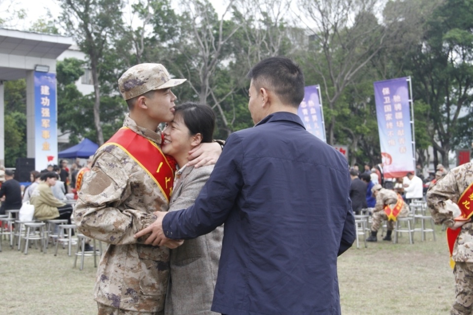 一个个温暖的拥抱,一句句真挚的祝福,一张张温馨的合影……近日,在各