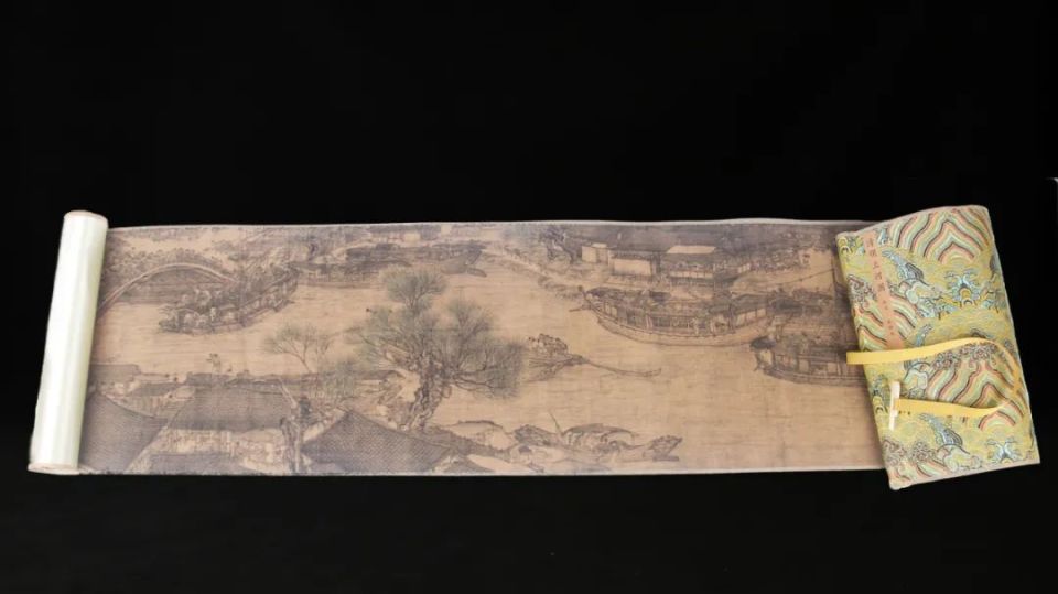 是一套近乎罕见的国宝书画合集,因为真迹分散于两岸多个博物馆中,永