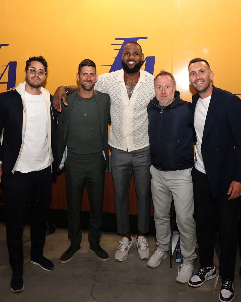 小德晒自己与詹姆斯库里合影:祝两位历史级超巨好运