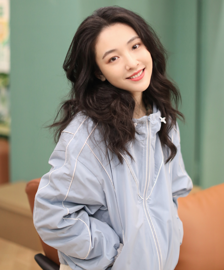 吴倩口碑回升因眼睛不适退出浪姐还被偶遇带着女儿去大理玩