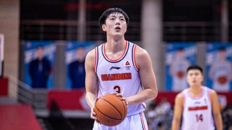 杜锋是他的舅舅以胡明轩为模板广东队最幸福的新秀莫过于他