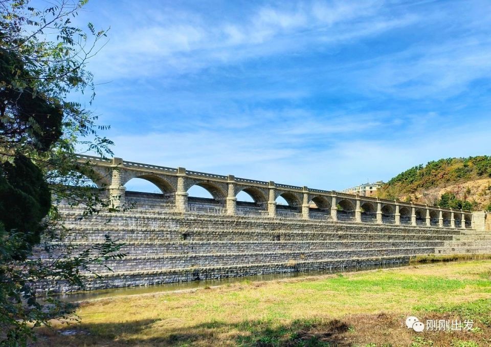 大连西山水库大坝下边藏着一个宝藏打卡地,赏枫叶好去处_腾讯新闻