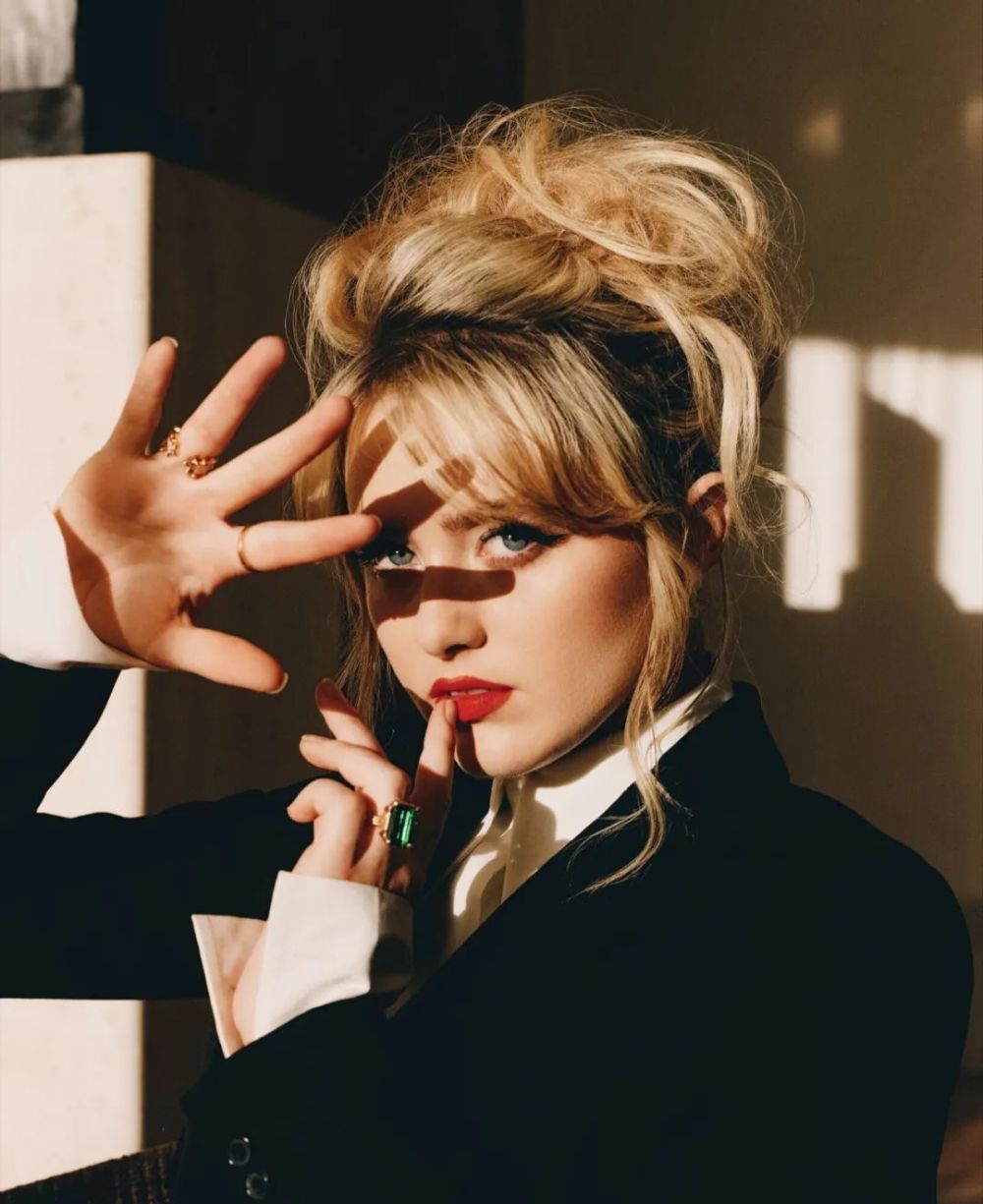 "蚁人女儿"凯瑟琳·纽顿复古杂志大片,金发大波浪可爱娃娃脸_腾讯新闻