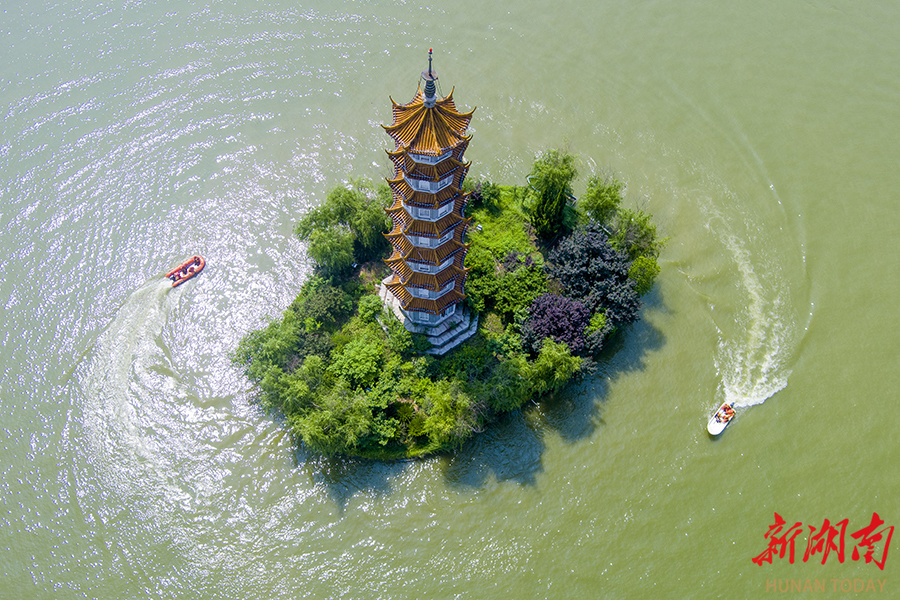 6月3日,南县宝塔湖内,当地消防救援人员在开展水域救援装备性能测试