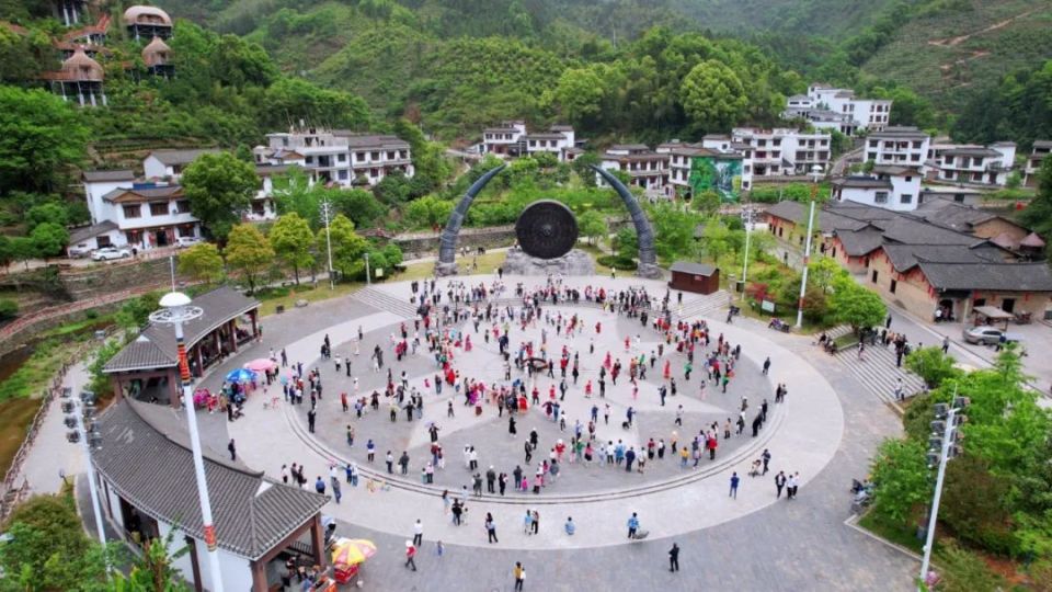 推荐理由:通城县山环水抱,这里山水宜人,素有"三溪九港十八洞"之称