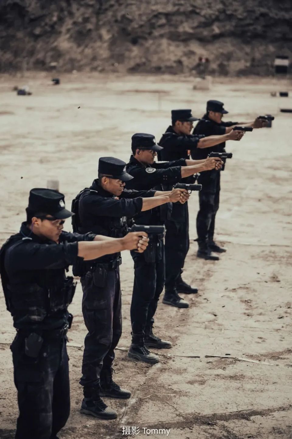 集训队突击手挥汗如雨,斗志昂扬,大家都在全身心投入.