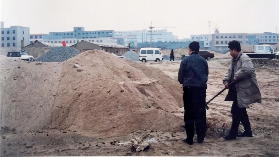 25年前女子殒命工地，警方过筛23.7斤血沙