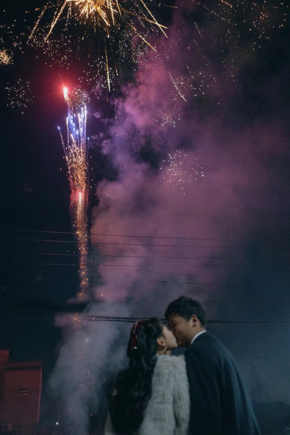 从电子厂打工人到年入20万的婚礼摄影师：不想一辈子打工，看别人打印挣钱才摄影，父亲离世后开始想竞争_腾讯新闻
