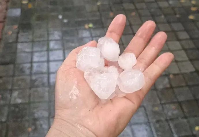 广州下冰雹了!接下来,广东局部仍有大雨或暴雨_腾讯新闻