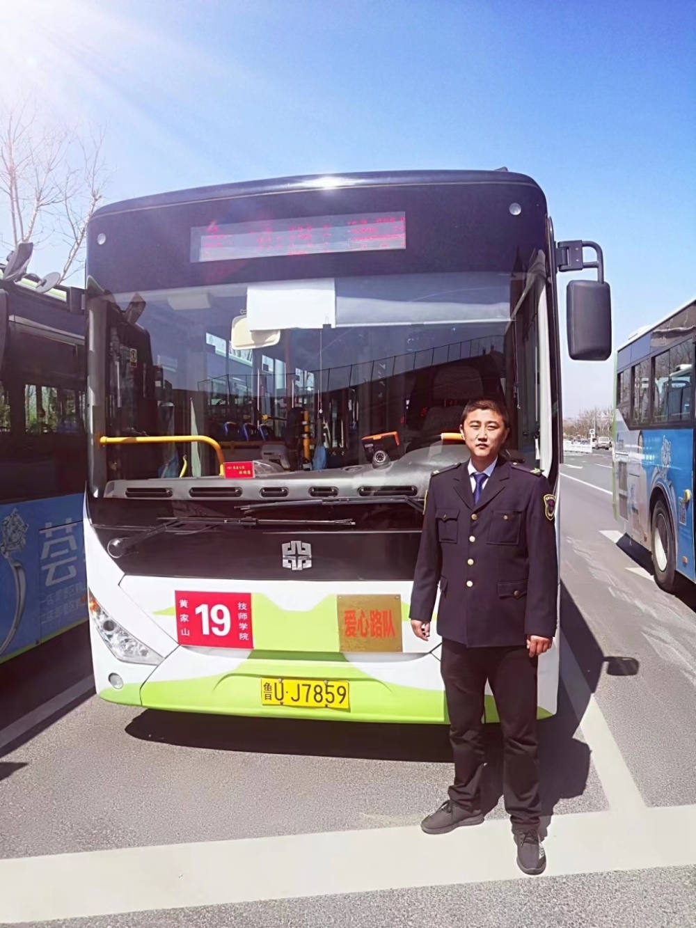 私家车突然自燃,公交司机急扑救半岛全媒体首席记者 刘玉凡 通讯员 孙