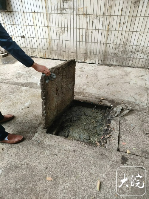 化粪池淤堵致二楼居民家溢满污水 合肥一市民为管道不通苦恼多年_腾讯